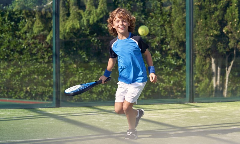 Nasmejano dete igra padel