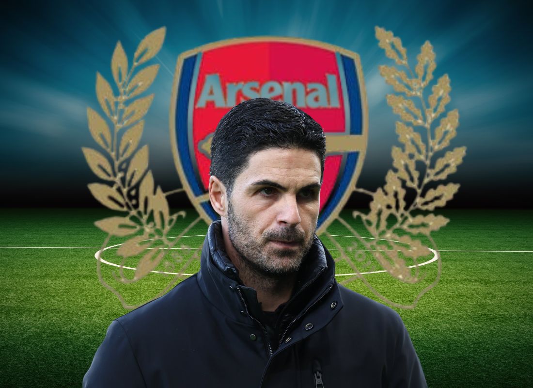 logo arsenala, mikel artet trener i fudbalski teren u pozadini